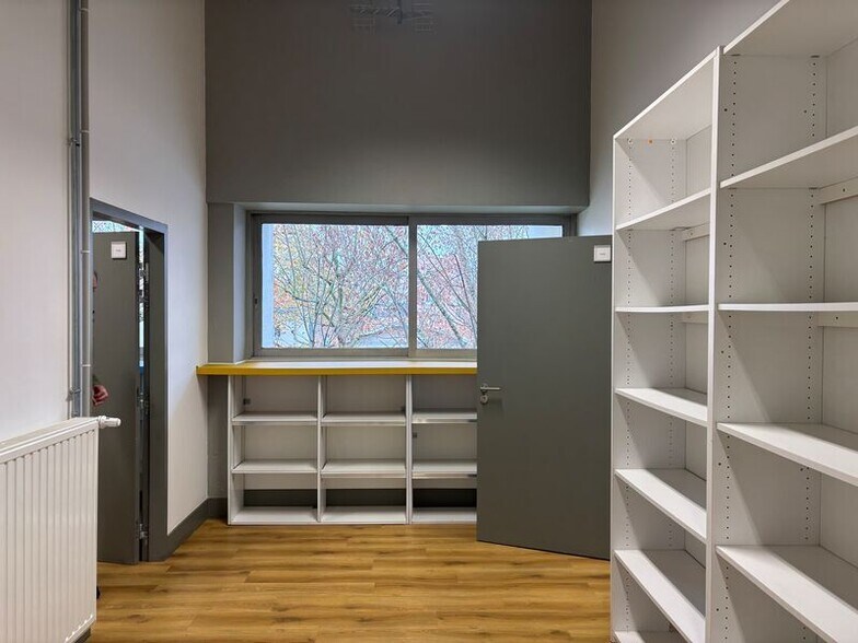 Office in Bègles for lease - Interior Photo - Image 2 of 7