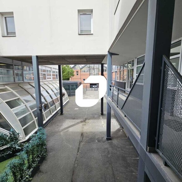 Bureau dans Saint-Denis à louer - Photo du bâtiment - Image 1 de 24