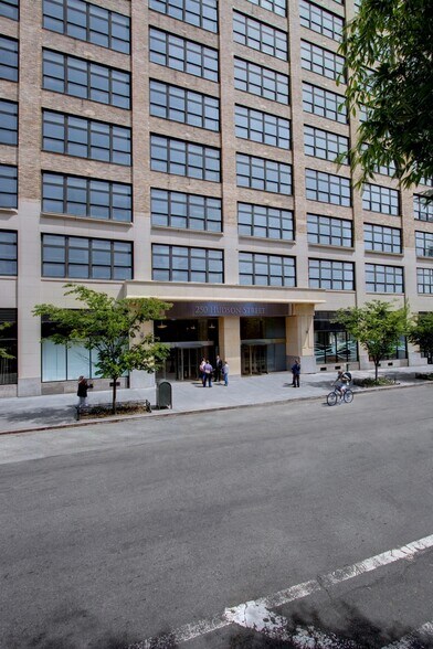 250 Hudson St, New York, NY for lease - Building Photo - Image 2 of 5
