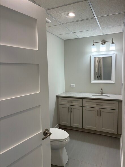 75 E Division St, Mundelein, IL à louer - Photo du bâtiment - Image 2 de 27