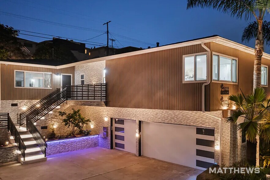 8222 Pershing Dr, Playa Del Rey, CA à vendre - Photo du bâtiment - Image 1 de 17