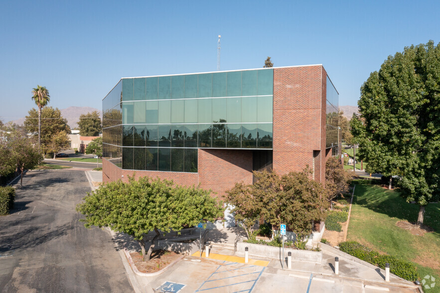 1533 Spruce St, Riverside, CA for lease - Building Photo - Image 3 of 6