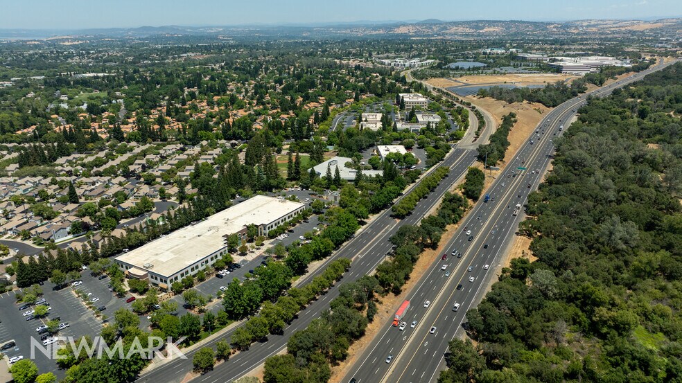 950 Iron Point Rd, Folsom, CA à louer - Photo du bâtiment - Image 3 de 9
