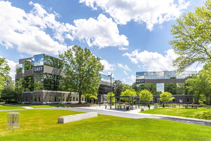 2222 Highway 54, Durham, NC à louer - Photo du bâtiment - Image 2 de 11