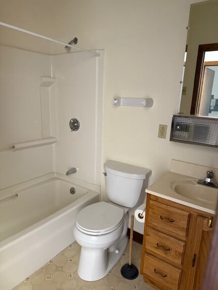 21 Mohawk Trl, Greenfield, MA for lease - Interior Photo - Image 3 of 38