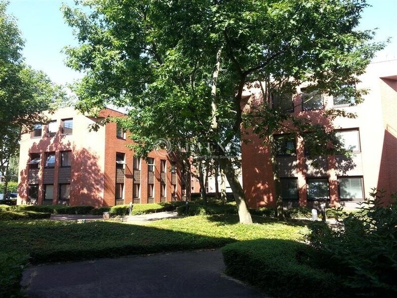 Bureau dans Montigny-le-Bretonneux à vendre - Photo du bâtiment - Image 1 de 5
