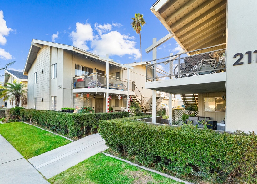 221 S Valencia St, La Habra, CA à vendre - Photo du bâtiment - Image 2 de 5