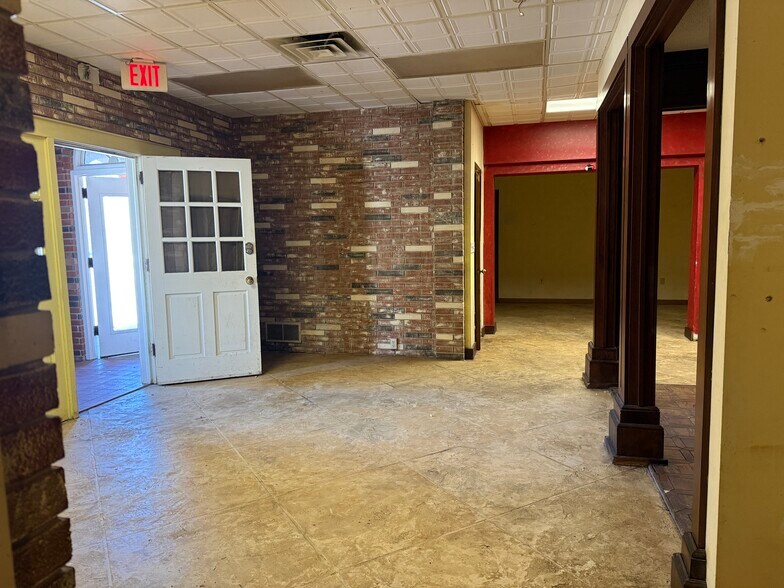 321 W Broadway St, Excelsior Springs, MO for sale - Building Photo - Image 3 of 11