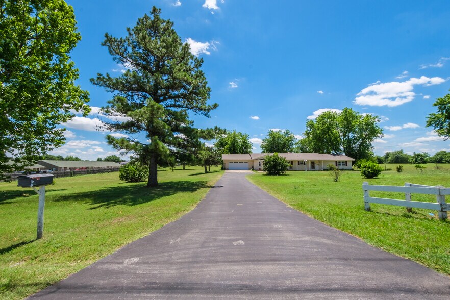 523 W Country Club Rd, Chickasha, OK à vendre - Photo du bâtiment - Image 2 de 46