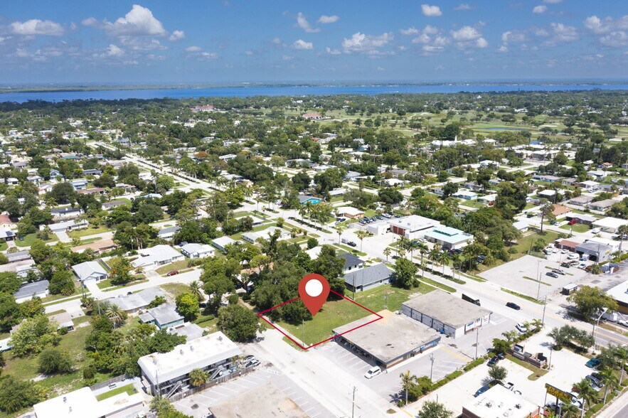 1925 Suwanee Ave, Fort Myers, FL à vendre - Photo du bâtiment - Image 1 de 28