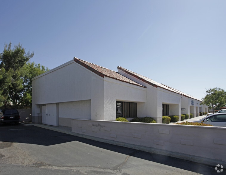 1605 E Palmdale Blvd, Palmdale, CA for sale - Primary Photo - Image 1 of 11