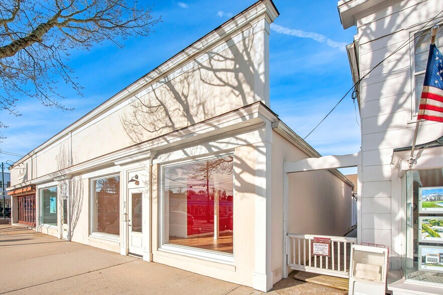 99 Jobs Ln, Southampton, NY à louer - Photo du bâtiment - Image 2 de 3