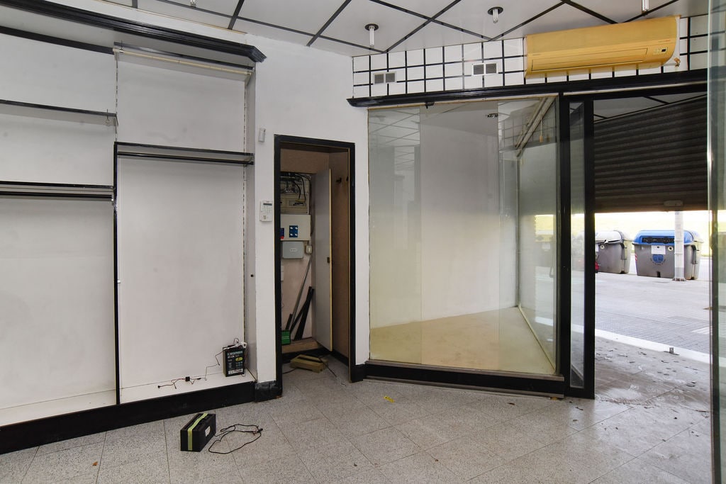 Santa Coloma de Gramenet, BAR 08921 - Unit 01 - - Interior Photo - Image 2 of 18