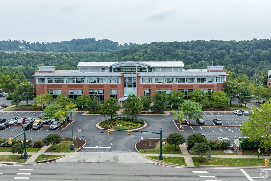 385 E Waterfront Dr, Homestead, PA à vendre - Photo du bâtiment - Image 2 de 5