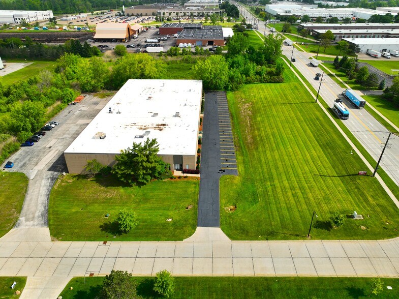 29601-29607 Hall St, Solon, OH à louer - Photo du bâtiment - Image 3 de 14