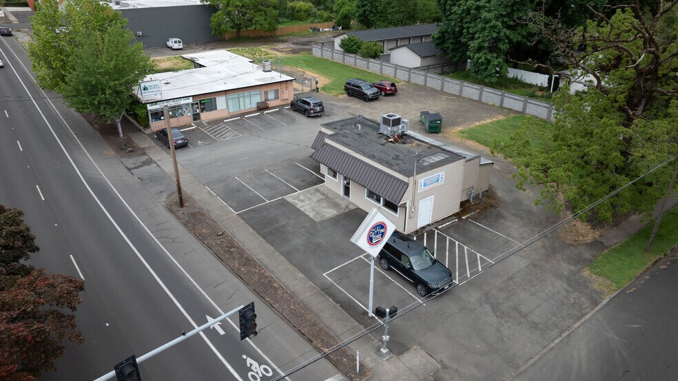 Forest Grove Mixed-Use Pad portefeuille de 2 propriétés à vendre sur LoopNet.ca - Aérien - Image 2 de 7