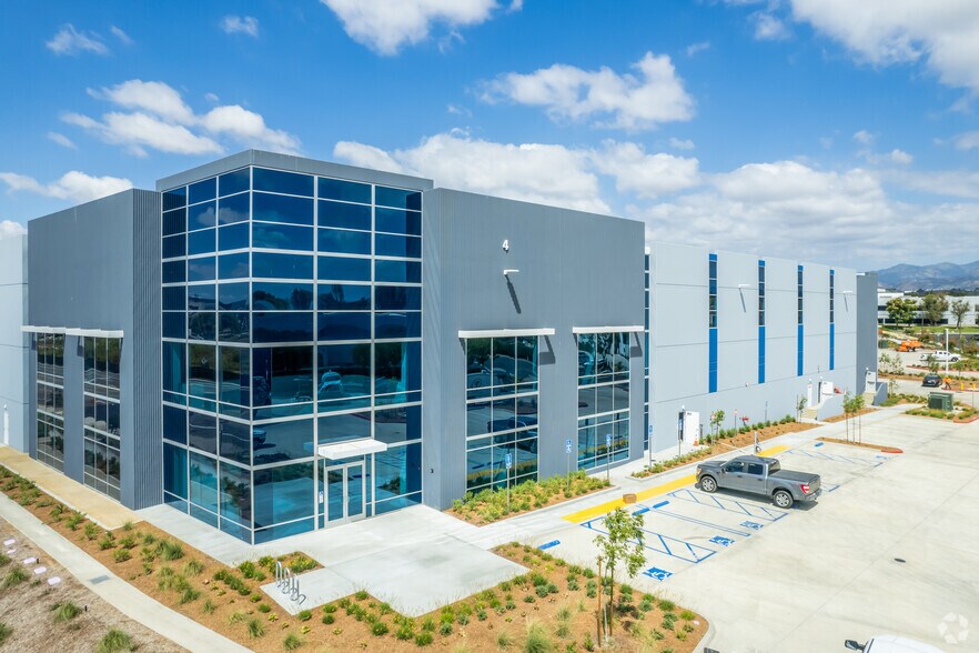 4 Sterling, Irvine, CA à louer - Photo du bâtiment - Image 2 de 7