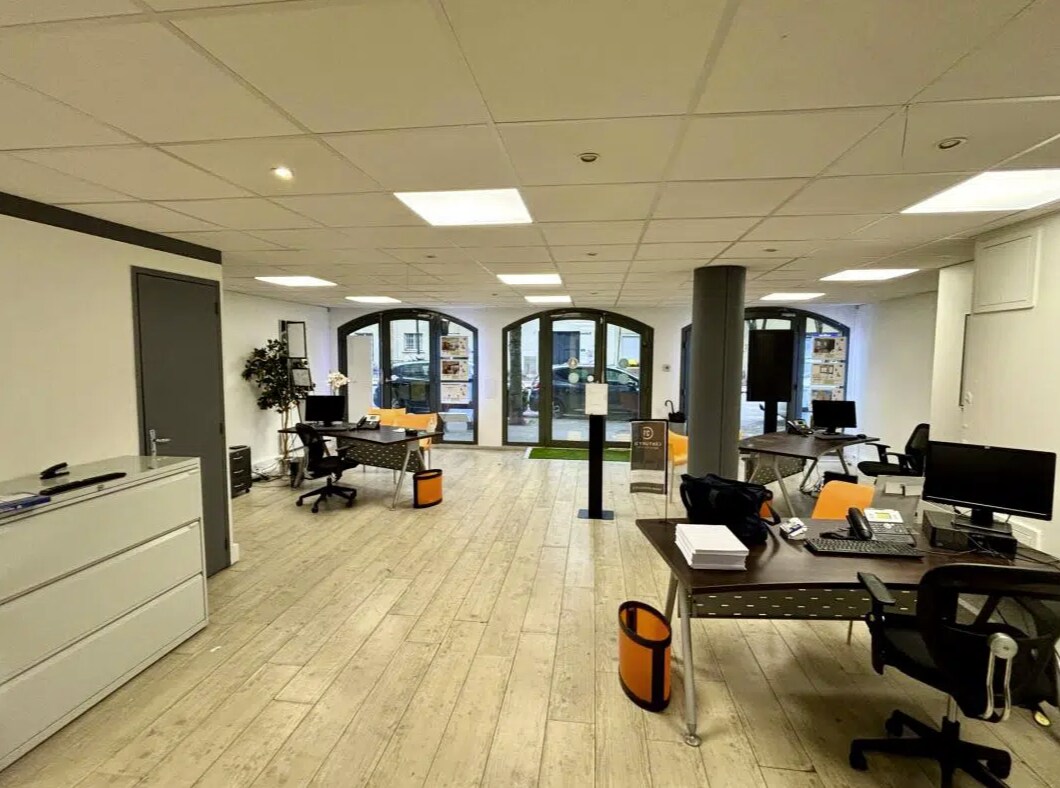 Retail in Chaville for lease Interior Photo- Image 1 of 6