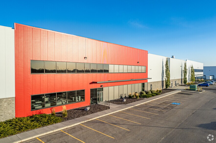 15804-15836 142 St NW, Edmonton, AB à louer - Photo du bâtiment - Image 2 de 5