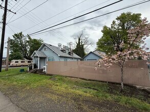 215 S 19th St, Springfield, OR à louer Photo intérieure- Image 2 de 11
