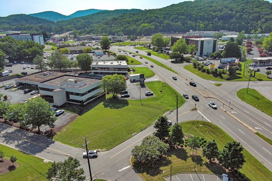 5301 Bernard Dr, Roanoke, VA for lease - Building Photo - Image 2 of 8