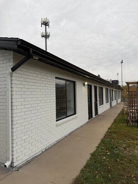 2182 N Hill Field Rd, Layton, UT à louer - Photo du bâtiment - Image 2 de 26