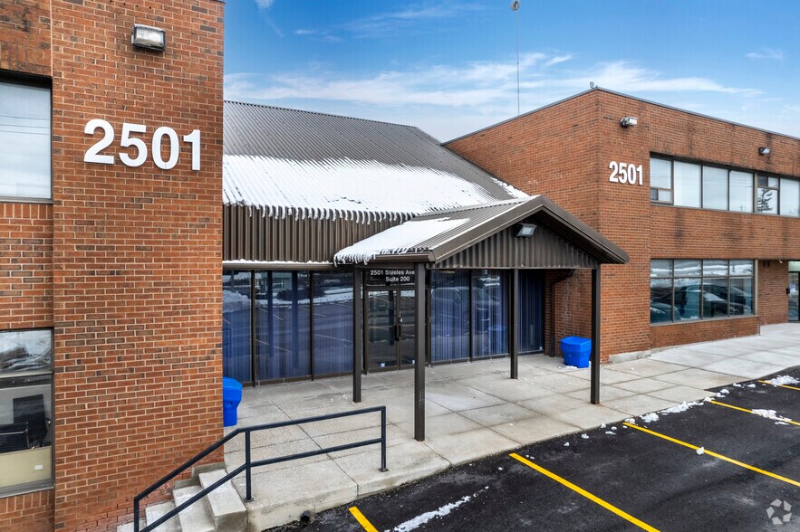 2501 Steeles Ave W, Toronto, ON à louer - Photo du bâtiment - Image 3 de 4