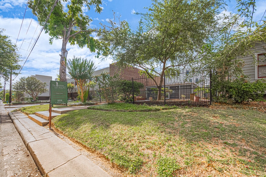 1914 N Memorial Way, Houston, TX for lease - Building Photo - Image 3 of 15