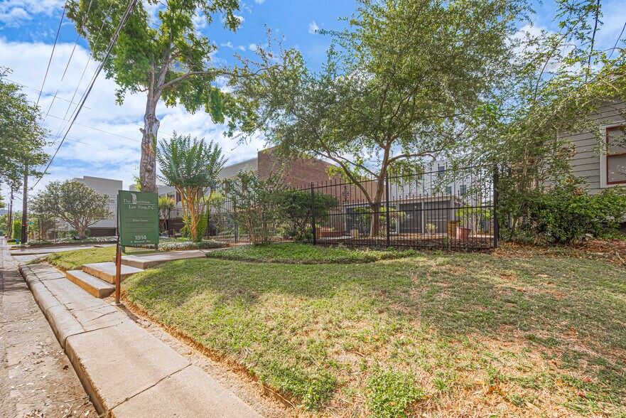 1914 N Memorial Way, Houston, TX à louer - Photo du bâtiment - Image 3 de 15