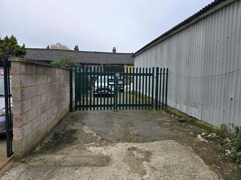 20A Hanworth Rd, Hounslow for lease - Building Photo - Image 2 of 4