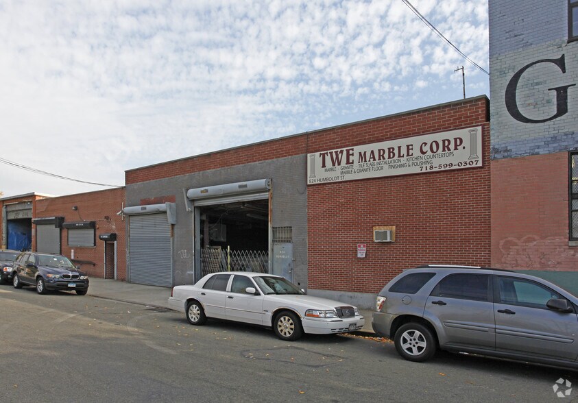 824 Humboldt St, Brooklyn, NY à vendre - Photo principale - Image 1 de 1