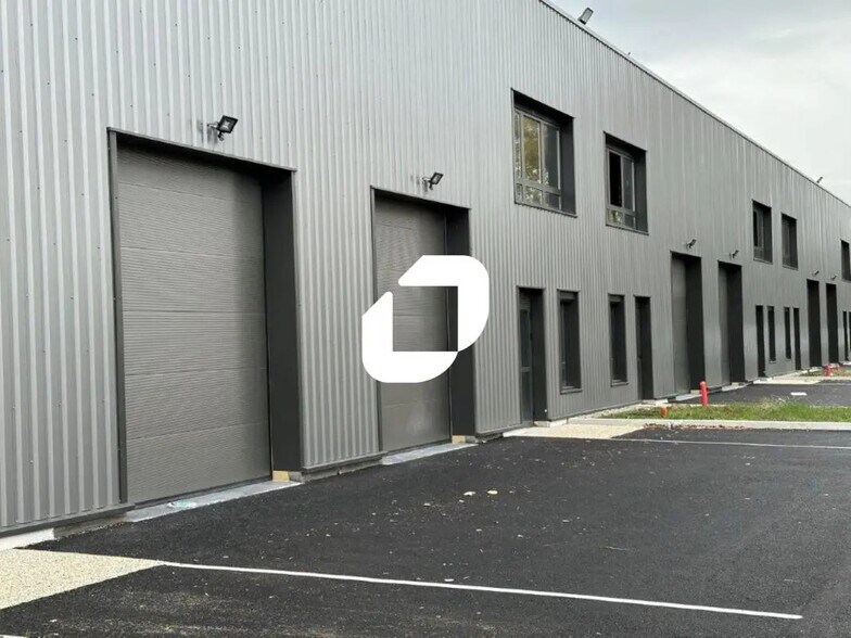 225 Avenue Des Marronniers, Bourgoin-Jallieu à louer - Photo du bâtiment - Image 3 de 41