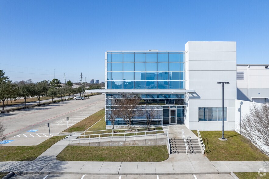1521 Greens Rd, Houston, TX à louer - Photo du bâtiment - Image 3 de 6