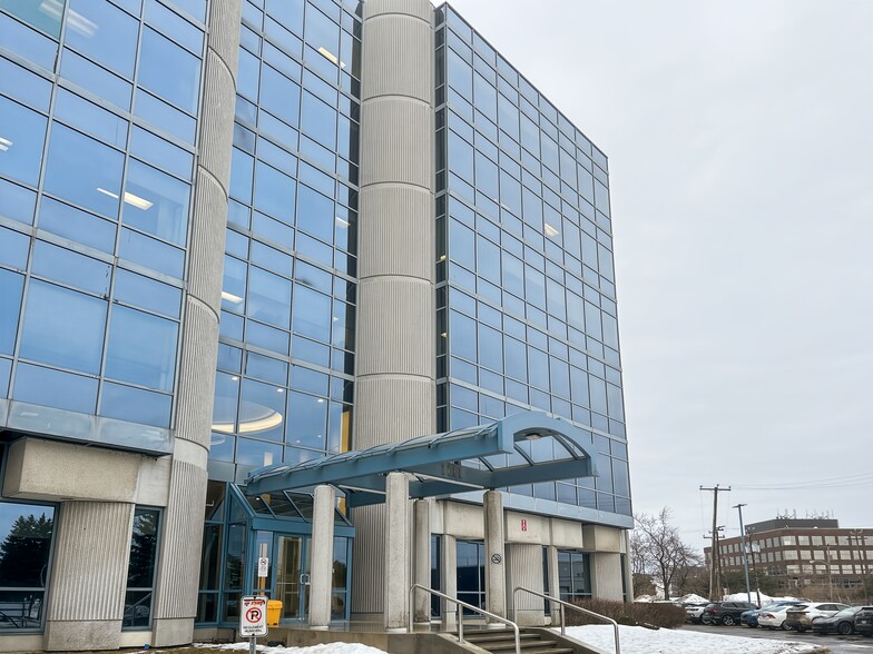 1111 Boul Dr-Frederik-Philips, Montréal, QC à louer - Photo intérieure - Image 3 de 18