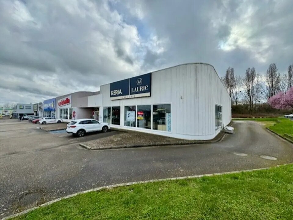 Retail in Quetigny for lease Building Photo- Image 1 of 10
