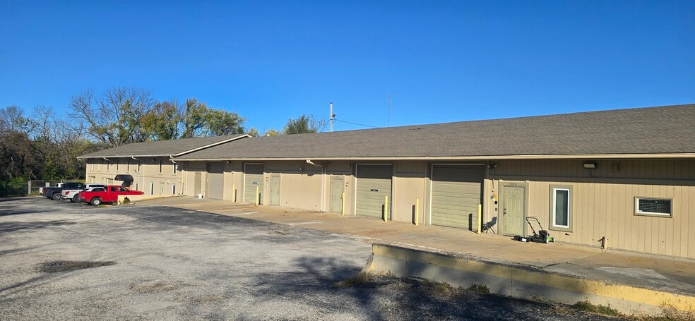 11632 Grandview Rd, Kansas City, MO for lease - Building Photo - Image 2 of 5