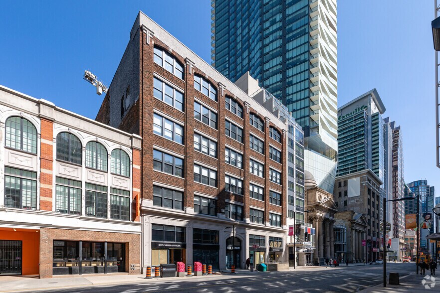 211 Yonge Street, Toronto, ON à louer - Photo du bâtiment - Image 3 de 8