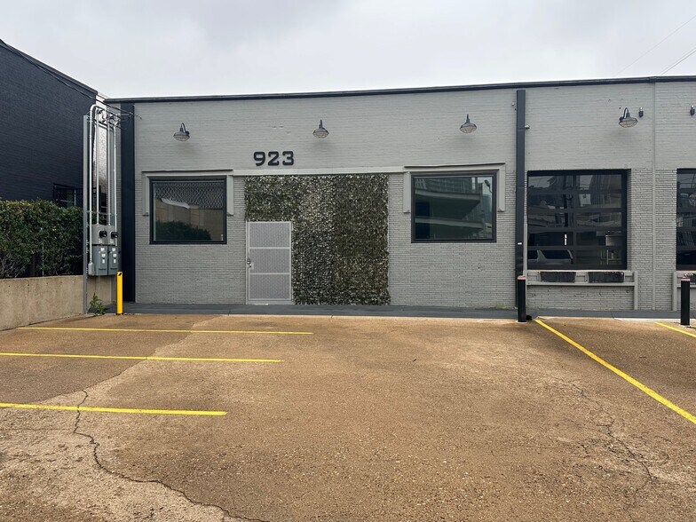 923-925 Slocum St, Dallas, TX for lease - Building Photo - Image 2 of 7