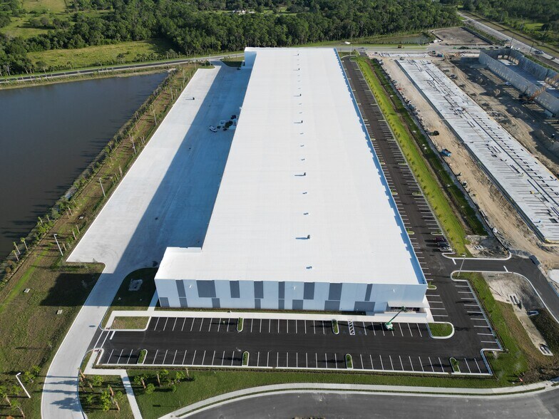 2000 SW Kanner Hwy, Stuart, FL à louer - Photo du bâtiment - Image 3 de 12