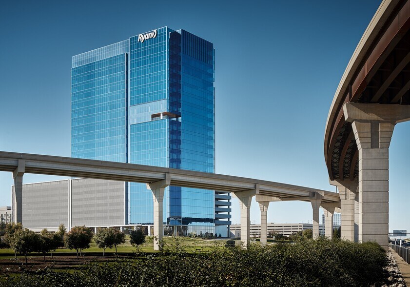 8101 Windrose Ave, Plano, TX à louer - Photo du bâtiment - Image 3 de 19