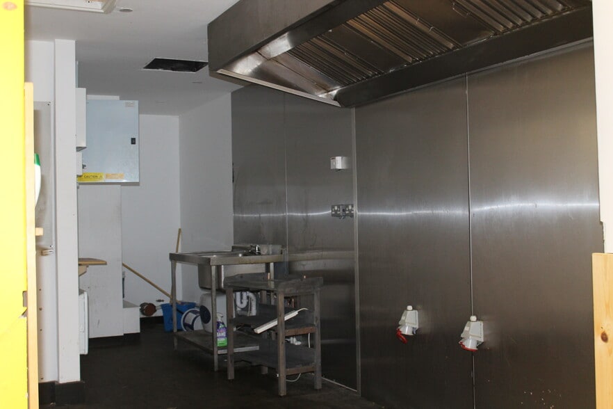 160-170 Queen Margaret Dr, Glasgow for lease - Interior Photo - Image 2 of 3