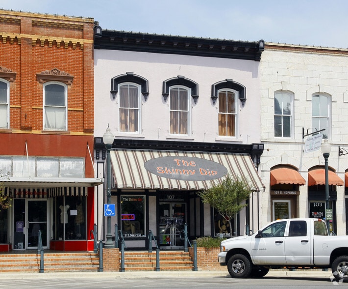107 E Hopkins St, San Marcos, TX for sale - Primary Photo - Image 1 of 5