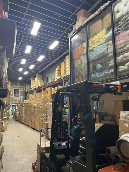 70-42 48th Ave, Woodside, NY à vendre - Photo du bâtiment - Image 2 de 17