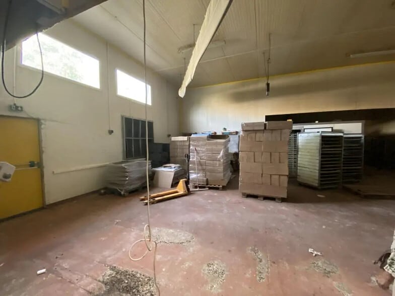 Flex in Éragny for lease - Building Photo - Image 1 of 5