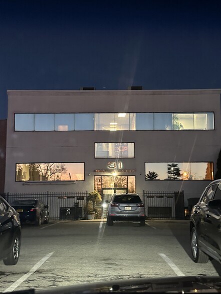31 Merrick Ave, Merrick, NY à louer - Photo du bâtiment - Image 3 de 21