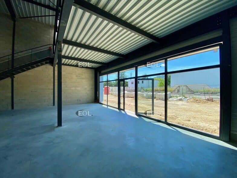 Flex in Roquevaire for lease - Interior Photo - Image 3 of 5