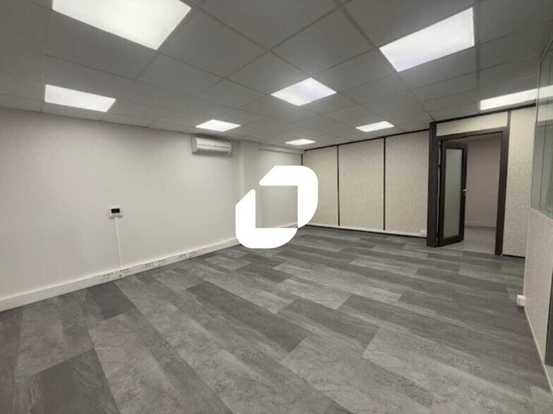 Office in Marines for lease - Interior Photo - Image 3 of 16