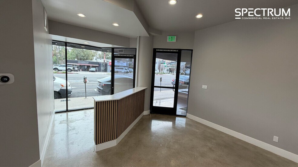 22837 Ventura Blvd, Woodland Hills, CA à louer - Photo du bâtiment - Image 2 de 14