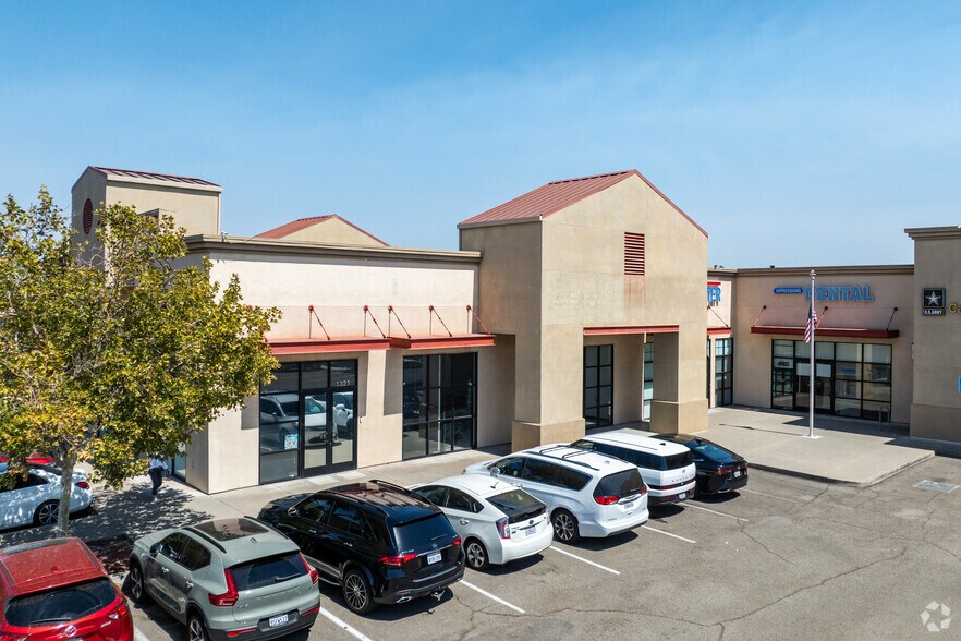 1321-1349 Historical Plaza Way, Manteca, CA à louer - Photo du bâtiment - Image 2 de 3