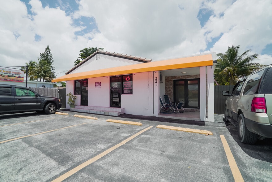 221 E 9th St, Hialeah, FL for sale - Primary Photo - Image 1 of 48